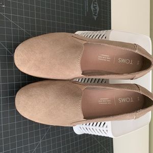 New Toms Suede loafers. Tan size 6